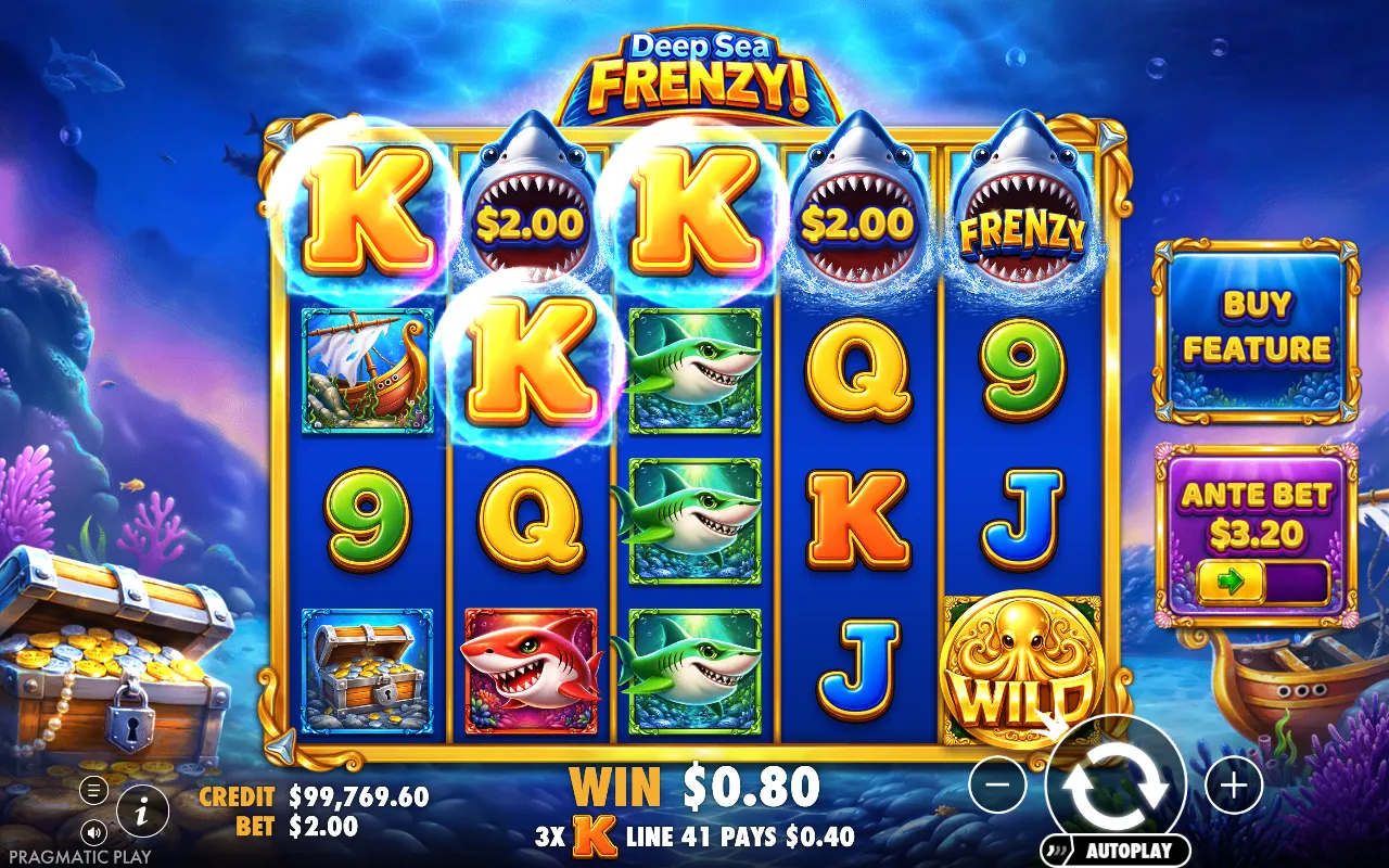 Jogo base do Deep Sea Frenzy com uma linha de três K pagando, dois tubarões com valor e um tubarão coletor Frenzy na quinta coluna