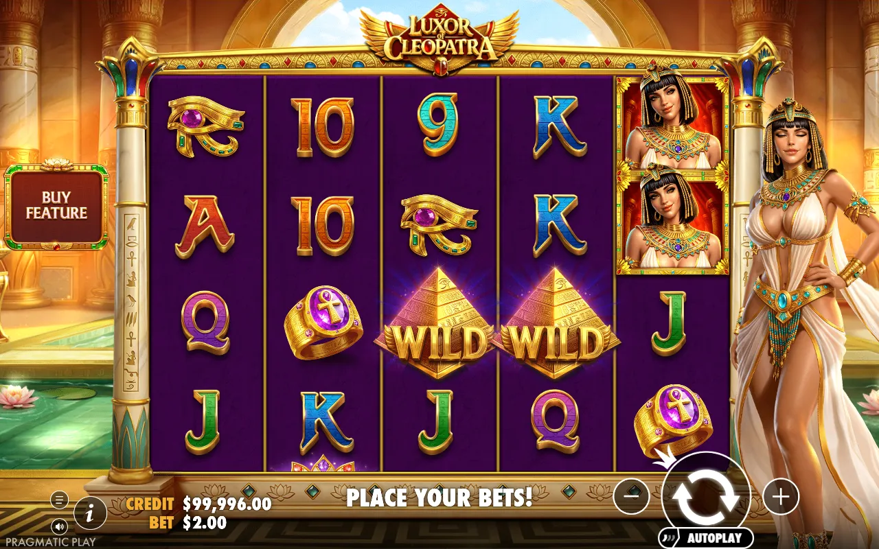 Jogo base do Luxor of Cleopatra com dois wilds de pirâmide nos rolos do meio e nenhum pagamento