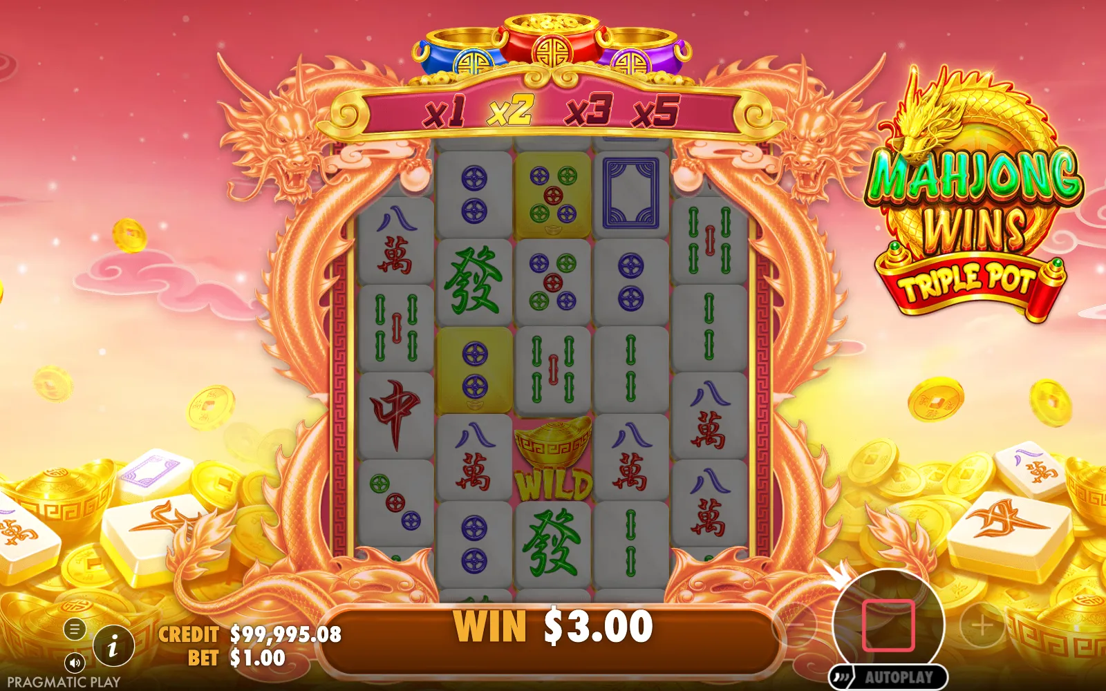 Grade 4-5-5-5-4 do Mahjong Wins Triple Pot com peças douradas nos rolos centrais, um wild e a trilha x1 x2 x3 x5 no topo